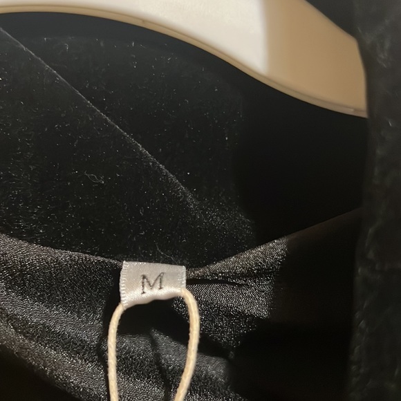 New Women’s Omoone black velvet coat in Medium (I also have it in maroon S) - Picture 4 of 9